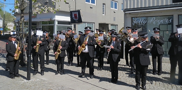 Etter marsjering er det alltid avslutning med Internasjonalen p torget.