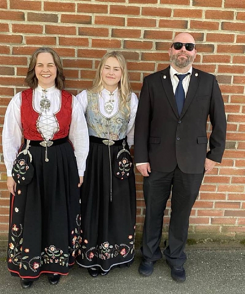 Siv Karin og Kristian si 3. jente, Hermine, vart konfirmert i siste seremoni på laurdagen. Siv Karin og Kristian si 3. jente, Hermine, vart konfirmert i siste seremoni på laurdagen.