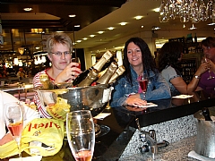 Elise og Orlaug i champagnebaren på KaDeWe 