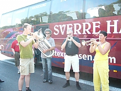 Veikryssmusikantane fekk namn etter ein impulsiv konsert i ein midtrabatt midt i Berlin, og på resten av turen vart det musikk kvar gong bussen stoppa.