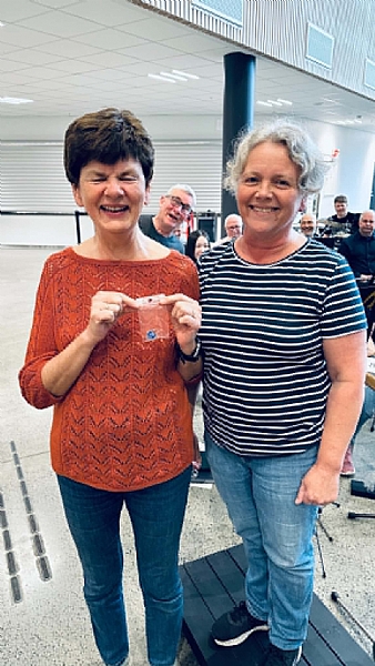 Marit Gjertsen Selle og Lise Bryne Lura har 10 års medlemstid i Bryne musikkorps. 