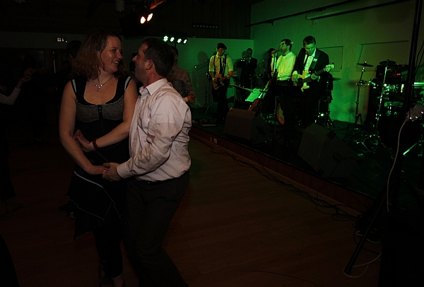 God stemning på dansegolvet til musikk av Ållveltes God stemning på dansegolvet til musikk av Ållveltes