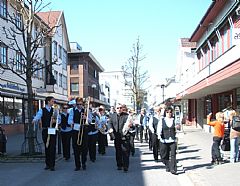  Marsjering opp Storgata.
Her kjem Gjesdal brass band