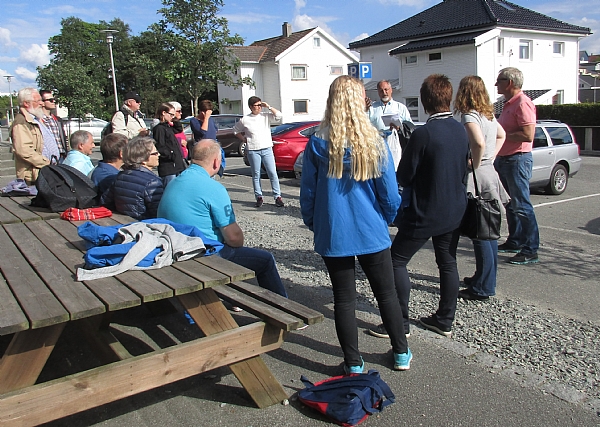 Instruering og laginndeling utfor skulen før me tok avgårde.