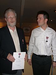 Gustav Jensen og Kjetil Gudmestad fekk medaljar for 30 og 20 års medlemsskap i NMF